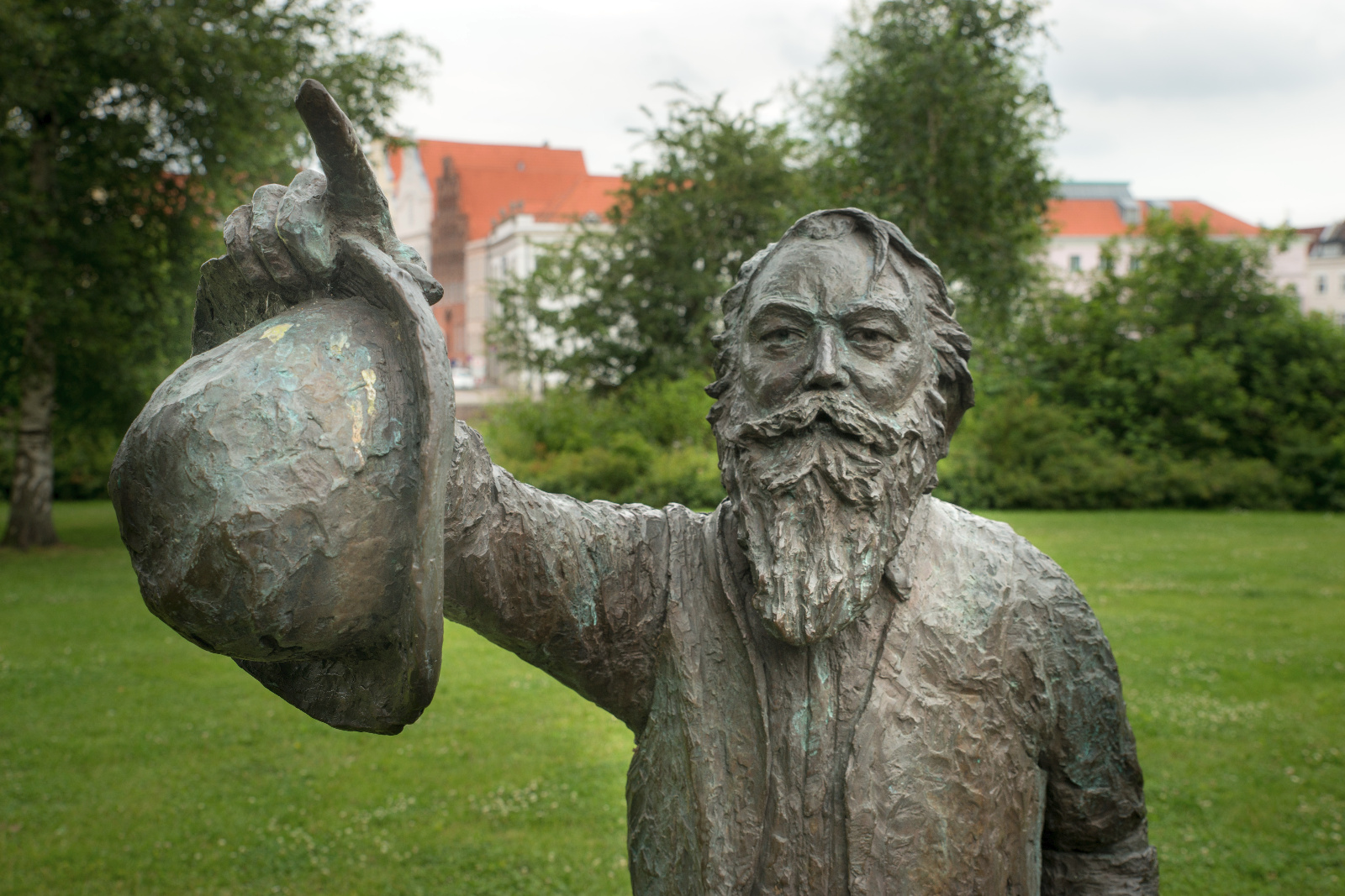 Johannes-Brahms-Statue nahe der Musikhochschule am Traveufer